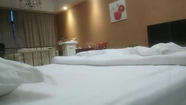 小伙终于把幼师院校网聊了很久的漂亮小美女约到公寓啪啪