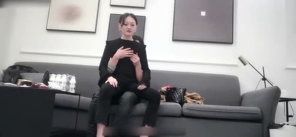 少妇穿着黑丝开裆沙发上站着草