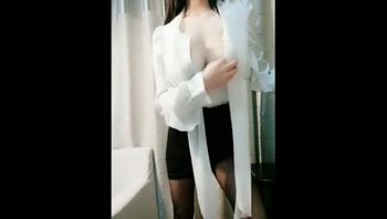 性感少女穿着紧身衣挑逗完美巨乳双手自慰