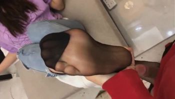 我的极品骚女友，楼梯间，商场更衣室，各种地方口交操逼
