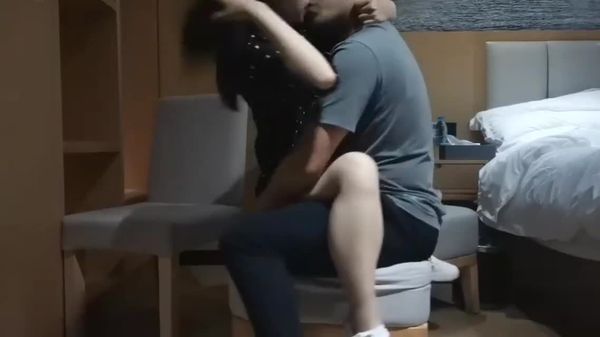 酒店叫外援服务,偷拍被小美女发现
