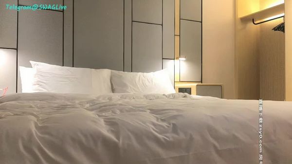 2020_9_9_小宝寻花今晚约了个极品美女啪啪,舌吻坐身上摸屁股骑乘猛操
