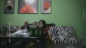 大萌萌猎艳陌陌约了个感情失意的良家少妇到家里喝酒灌倒到房间里啪啪对白好笑