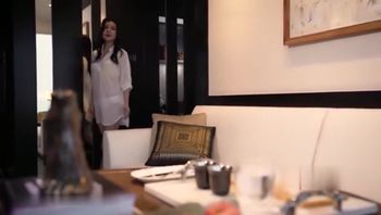 白富美极品性感美少妇寂寞难耐洗澡时被司机偷看后竟直接把他叫进来吃鸡巴啪啪,趴在露天窗户上一字马狠狠干,国语!_1