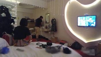 偷拍模特兒拍内衣廣告被攝影師女助手套路當看A片
