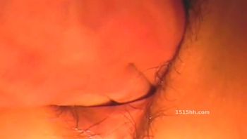 猥琐变态男真实迷J良家少妇三脚架玻璃瓶插阴道近景特写4指抠B开菊花搞出好多水在用屌干内射