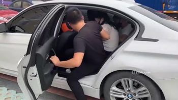 套路暗访咖啡店女酒托