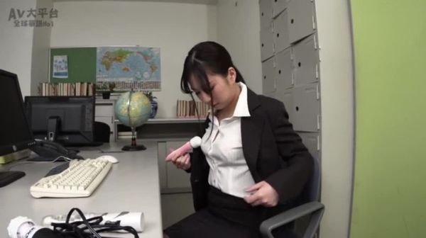 新进美女同事服从上司命令口爆狂操内射