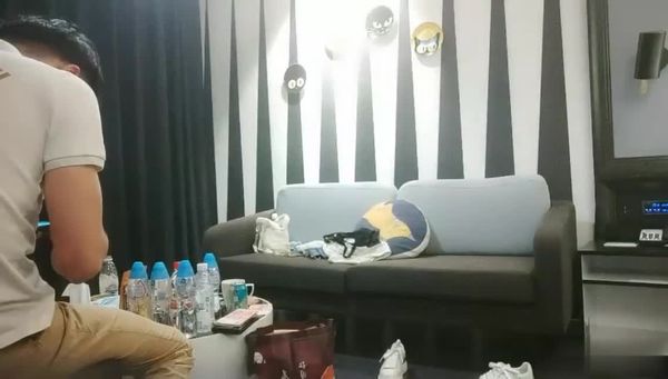 沈先森嫖娼大师带你找外围,短裙甜美萌妹子被操哭,粉嫩美穴清晰可见,太大妹子操的受不了