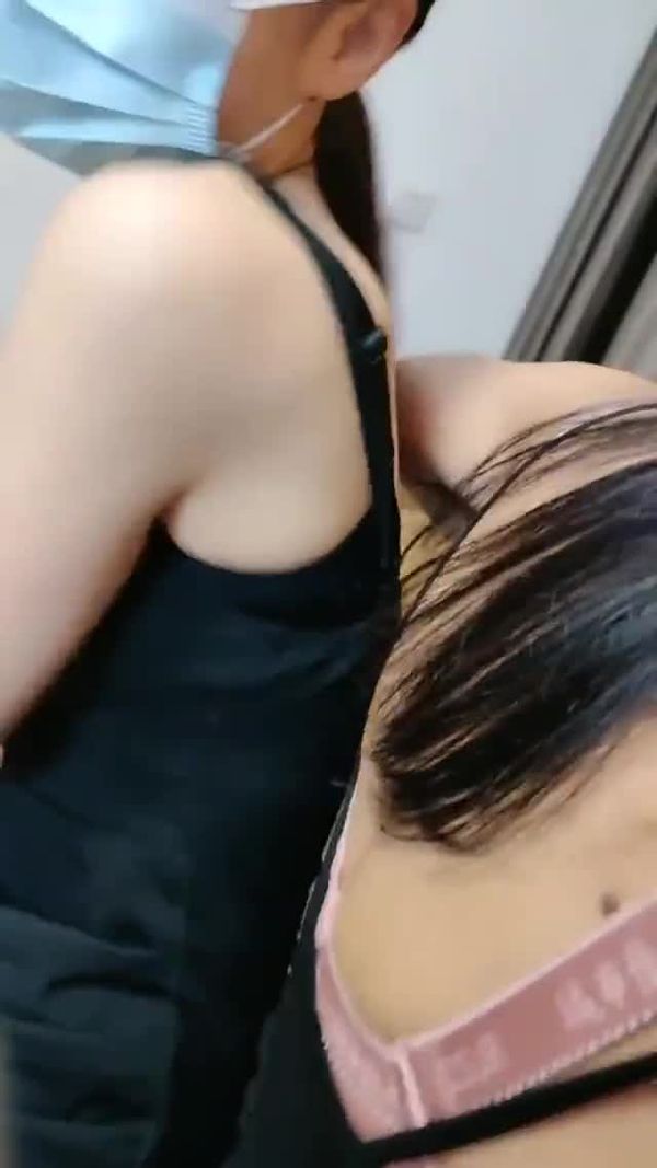 足浴叫了两个技师一起按摩,给200块看看奶子打飞机,再加钱口交双飞