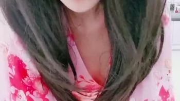 小身材极品美女米拉自慰啪啪大秀，无毛肥逼开档肉丝，先振动棒自慰一番，69姿势口交骑乘，抽插打桩高潮喷水