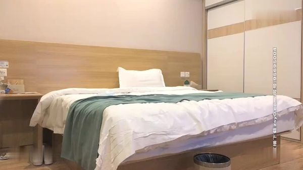 扒掉小背心吸奶子,跪地深喉插嘴,主动骑乘扭动小腰,后入爆操啊啊叫