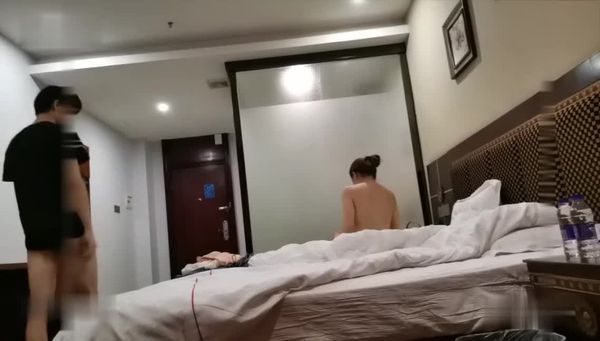 皮衣极品美乳外围脱掉衣服露奶子,眼镜小哥很喜欢,屁股垫上枕头拨开内裤舔,抹上精油骑上来磨屌,抓着奶子后入猛顶
