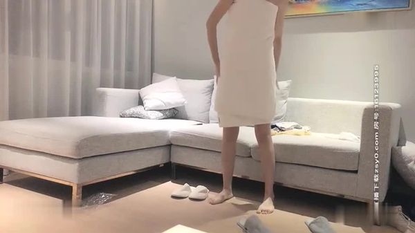 太子极品难得一见九头身175cm大长腿逆天美腿外围女神,穿上高跟鞋比男的高了一个头,有点萌萌的脸蛋儿形成反差