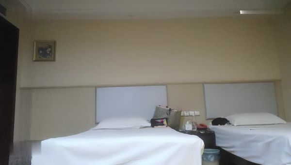 歌丶新人老哥点了个大奶少妇,穿上情趣吊带口交舔屌,新手弄了半天硬不起,少妇各种撸操逼失败