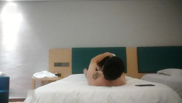 加钱哥深夜战挺能聊御姐,用屌磨蹭肥穴,掰开埋头舔,后入大屁股