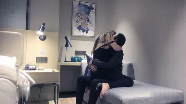 兄实力约了个高颜值甜美白衣妹子啪啪,坐在身上舔奶调情掰穴后入大力猛操