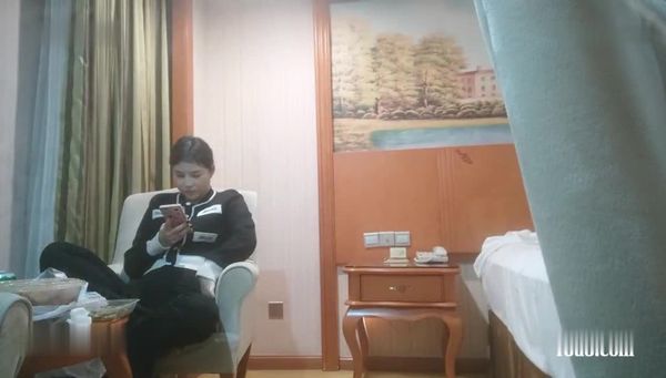 驴寻欢】约女技师到酒店操逼,中场休息完再来一炮,猛扣骚穴骑乘位爆操