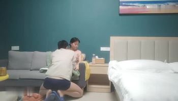 夏00后超嫩妹子返场，脱下衣服揉捏白嫩奶子，镜头前口交半脱内裤揉穴，骑乘猛操屁股