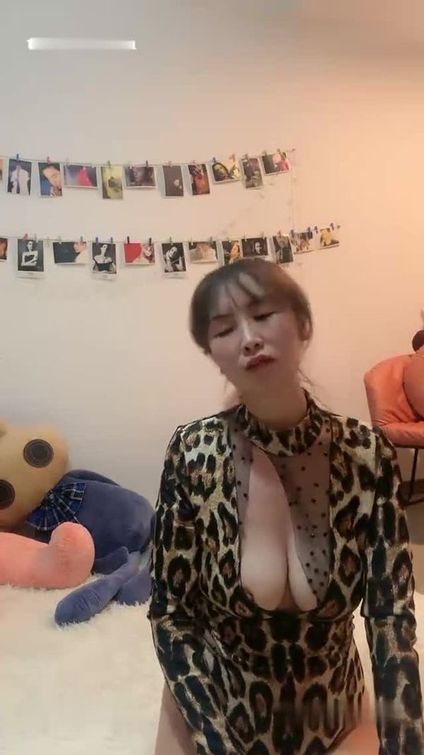 纹小野猫露脸来欲望了,自己揉捏骚奶子摸逼逼浪叫好骚,勾搭大哥激情啪啪,口交大鸡巴让大哥舔逼激情爆草