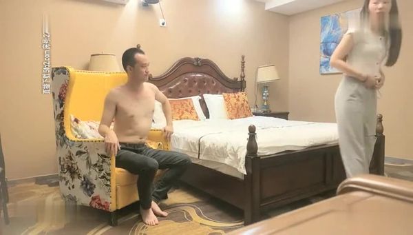新晋黄金档组合〖神探老金〗约操173cm长腿嫩模胯下跪舔很有冲击感女上骑乘很会扭动1