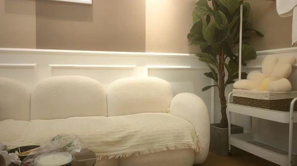 瘦子探花梦幻馆 久违的外围场,深夜等了好久,大眼睛可爱小姐姐,脸颊泛红被干舒服了,偷窥佳作必看
