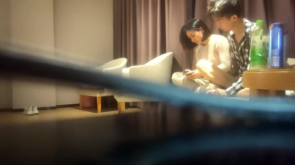 胖子传媒工作室 美容院工作良家少妇,搞舒服了再来一炮,大长腿高跟鞋骑乘打桩