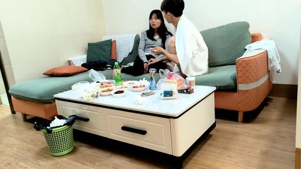 瘦子探花梦幻馆 良家少妇遇渣男,哭诉完被连干两炮,小逼逼水多,被干肿了,来个特写很震撼