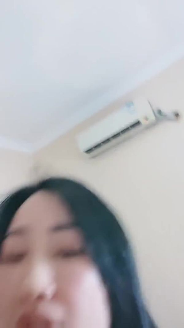 极品风骚少妇露脸伺候大哥,精彩的口活教学,让大哥揉奶玩逼后入抽插,浪叫呻吟听指挥,深喉草嘴射浓精刺激