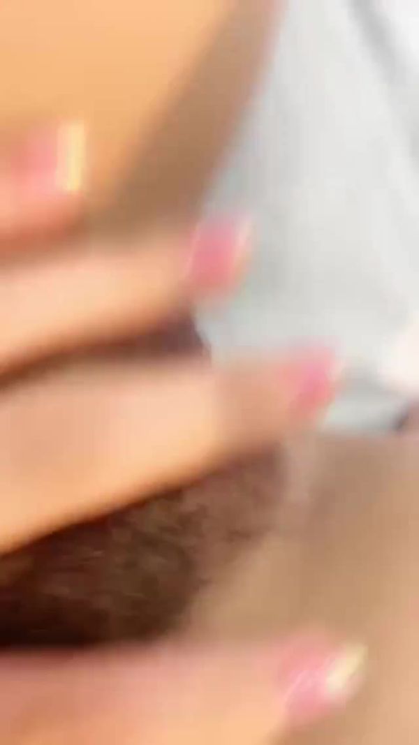 模特颜值年轻妹子,超级粉嫩蝴蝶逼,各种角度掰穴特写,一股清泉从尿道流出绝对射了