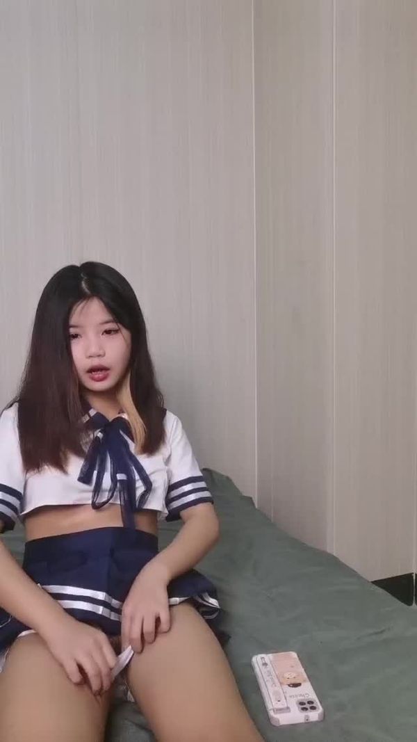 制服露脸可爱风骚的小莉一个人精彩大秀直播,听狼友指挥脱光光,揉奶玩逼道具抽插自己抠的骚穴淫水泛滥