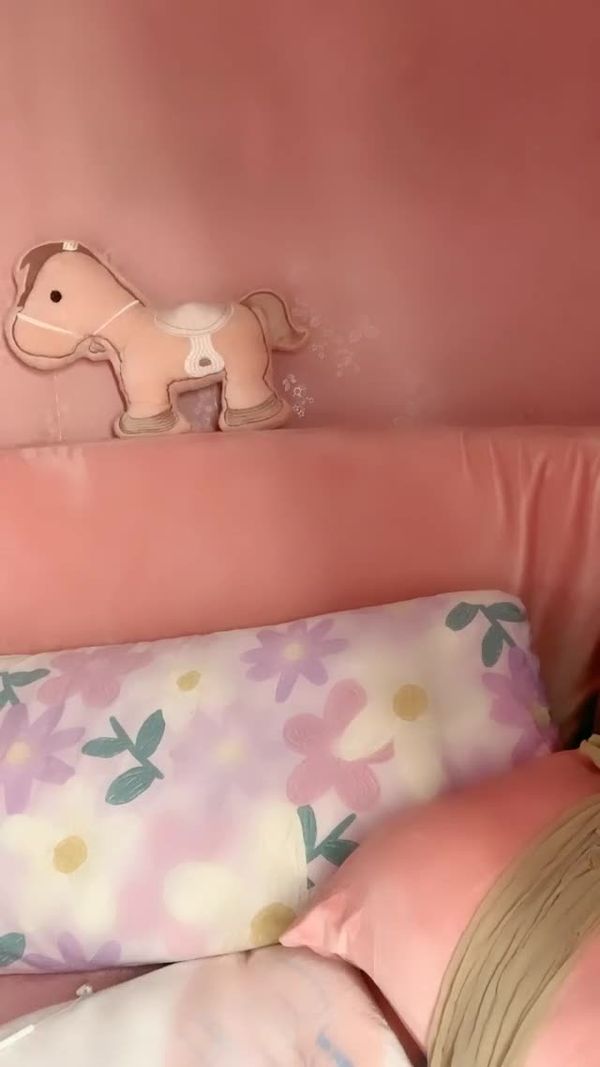 人间尤物长相甜美的妹子,手搓胸部挺拔粉嫩诱惑十足道具自慰,呻吟骚气