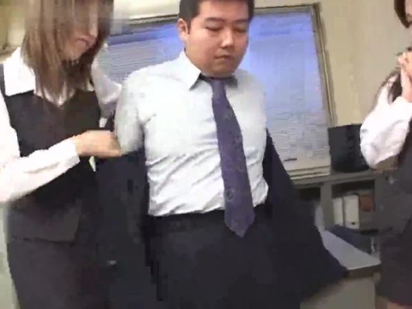 大波美女勾引男人上床