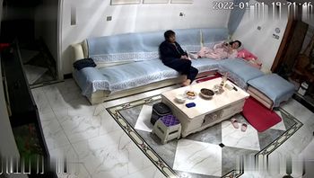 新流出黑客破解家庭网络摄像头偷拍大叔吃完橘子仔细给漂亮媳妇的逼清洁一下在客厅的沙发上啪啪