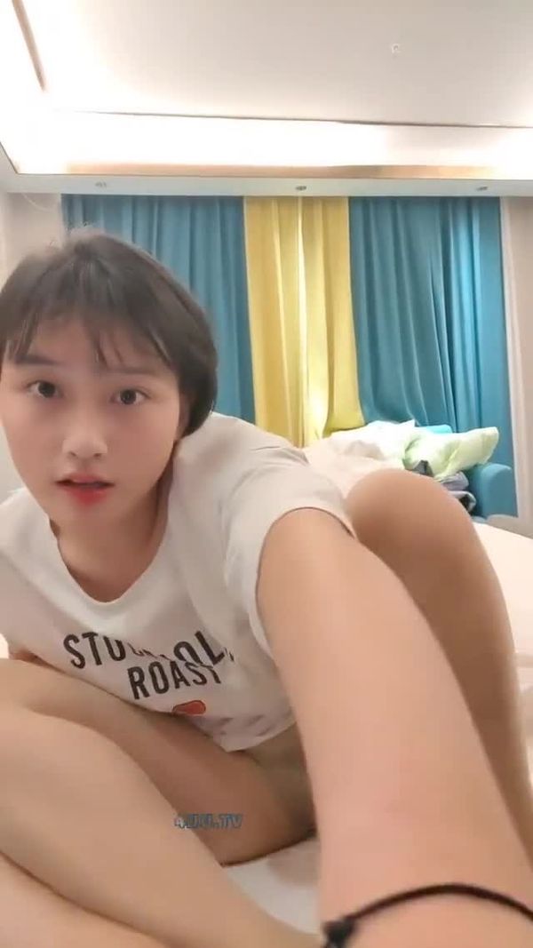 新来的清纯小妹妹全程露脸跟她的男友性爱啪啪,口交大鸡巴让小甜逼,各种姿势抽插把小妹都干疼了表情好骚