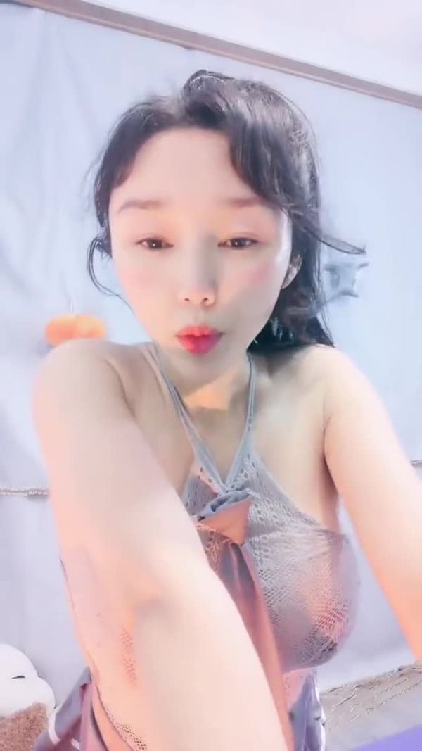 气质轻熟女大姐姐露脸大秀激情,丝袜情趣装扮诱惑,互动狼友发骚,揉奶玩逼各种展示,淫声蕩语精彩不断刺激