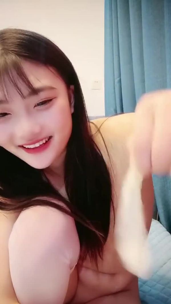 白丝清纯嫩妹瑶瑶跟小哥啪啪大秀,逼逼没有几根毛很是诱惑,全程露脸舔弄大鸡巴,沙发上各种玩弄射在逼上