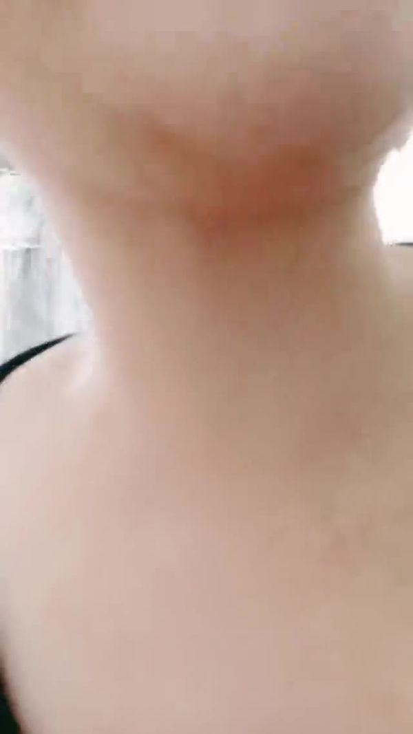白皙丰满大奶子极美人间尤物高跟丝袜饑渴的很,深喉卖力口交闺蜜在在一旁,发骚