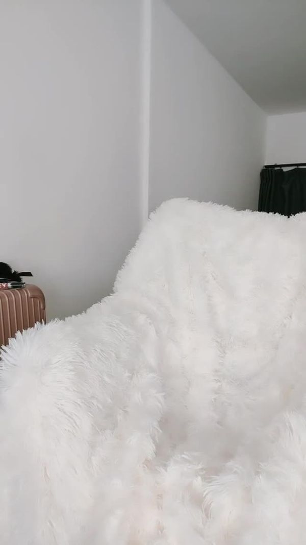你的小冰冰微胖露脸颜值不错的极品妞下海大秀直播,全程露脸揉奶玩逼,舔弄道具模样好骚,电动鸡巴塞逼搅拌