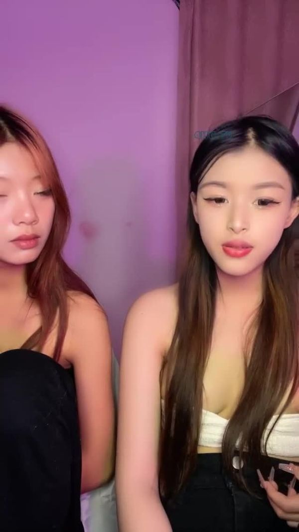 妖豔00后美少女!苗条身材炮友操逼!润滑油抹骚穴,手指扣入娇喘呻吟,第一视角抽插,近距离特写