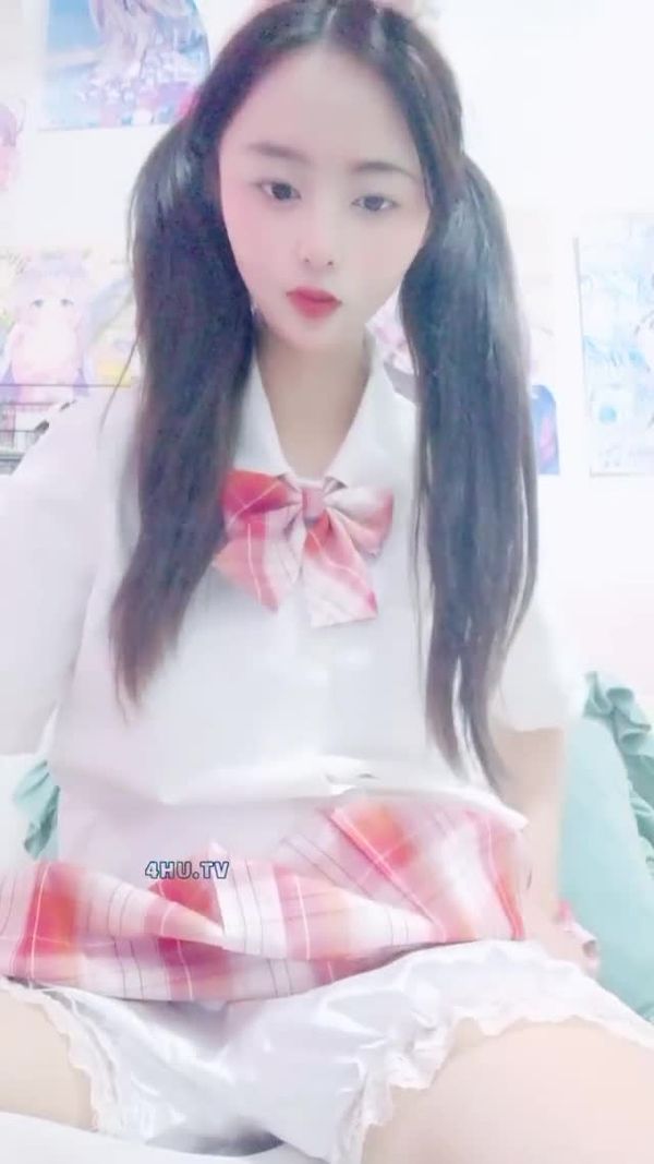新来的兔女郎小妹粘人小鬼精彩小秀,在狼友的调教下漏出骚奶子展示逼逼,撅着屁股掰开骚穴给狼友看淫水不少