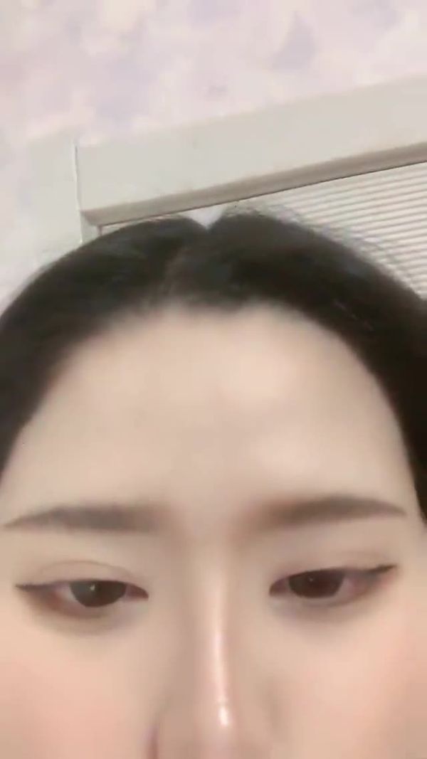甜甜的骚妹子黑丝诱惑露脸大秀直播,嘴里叼着假鸡巴道具蹂躏骚穴,淫声蕩语叫爸爸快来草她的小骚逼高潮不断
