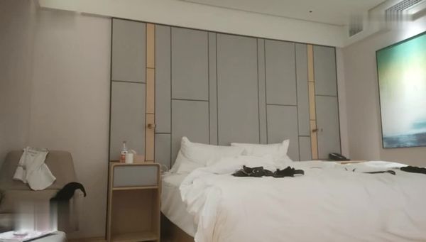 m【换妻】520激情夜4p,两根屌轮流舔,69姿势舔逼,大屌操的受不了,带上脚铐sm