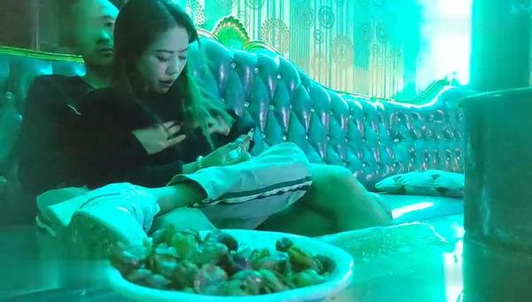 m嘎子哥探索发现深夜激情,KTV唱完歌回酒店开操,还穿着衣服直接插入,上位快速抽插打桩猛操