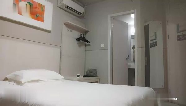 m91李公子新秀带了个白裙妹子回房间啪啪,苗条身材舔屌口交掰穴摸逼,抬起大长腿大力抽插猛操