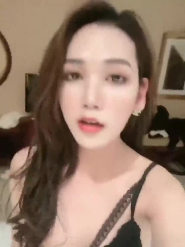 看脸不看下面绝对看不出来这女的带枪上阵,干了个极品人妖