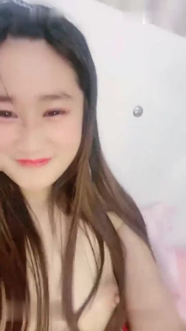 青春美少女形象的极品小妞,特写逼逼,多种道具自慰,一根超长黄瓜深插