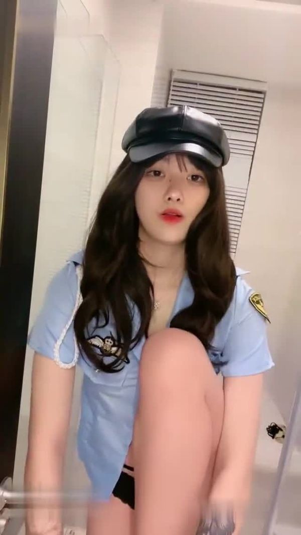 m网红极品美女诺宝!性感身材浴室湿身!扭腰裸舞,翘起双腿掰开粉穴,超近视角小逼超紧致