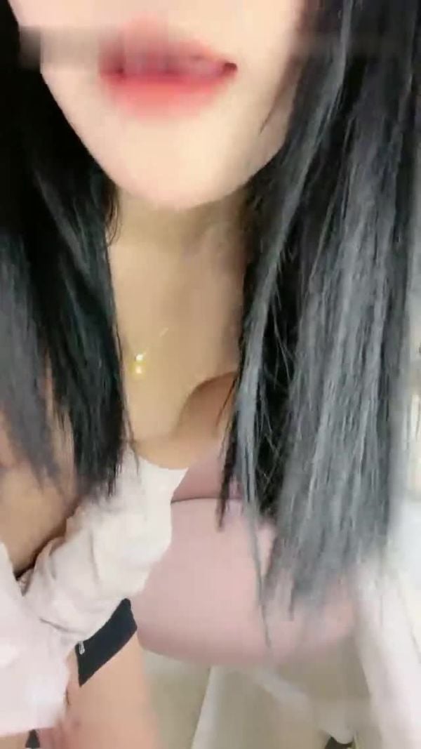 m颜值区超甜美女神转型黄播,和美女闺蜜小秀一段,妹子很活泼,给大家表演个观音坐莲,多毛小穴刚播放不开