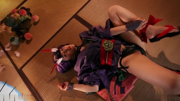 在她的醉魔cosplay中向你招手,用她紧绷的身体戏弄你,用她暗示的眼神引诱你。